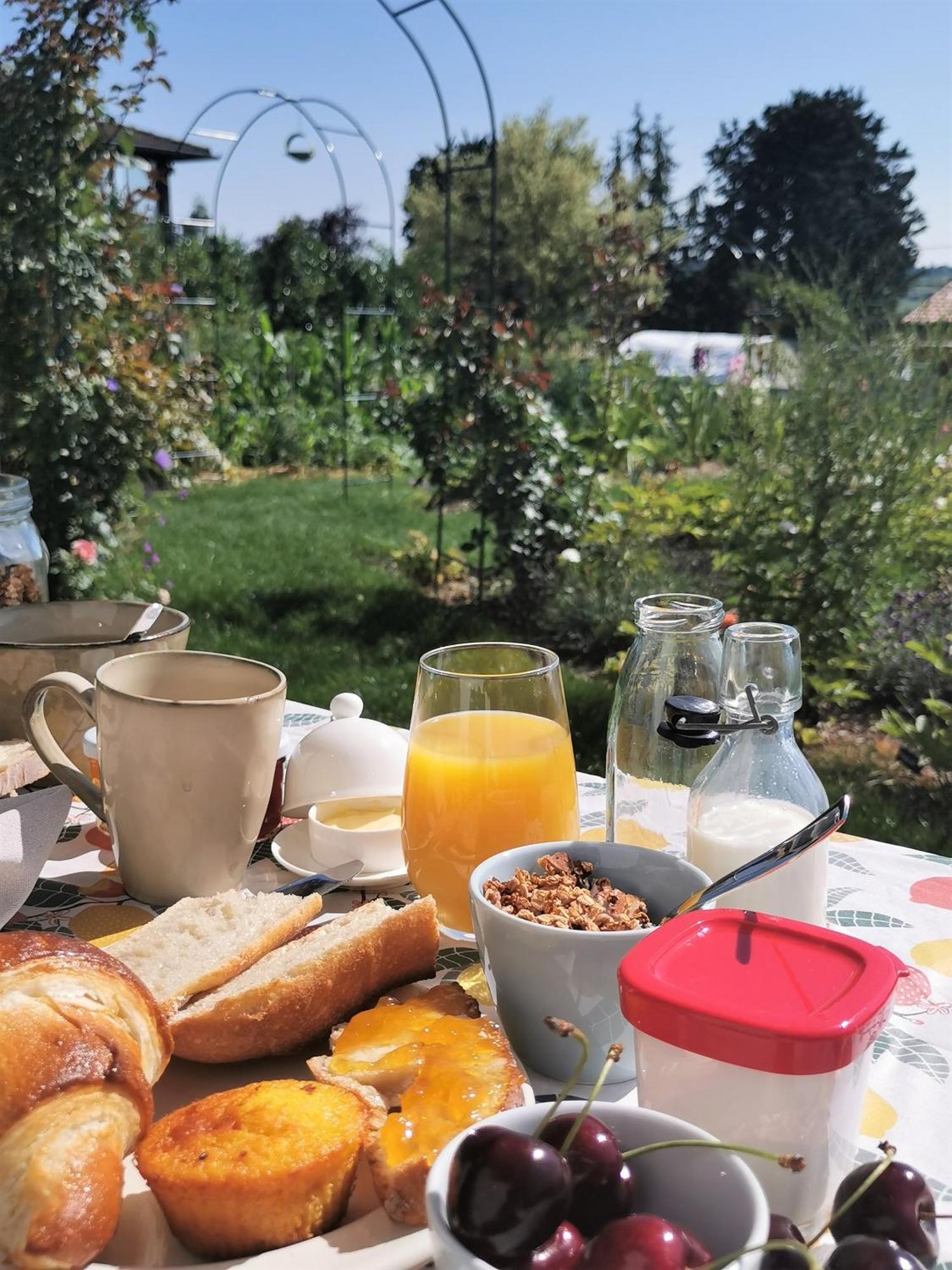 Bed and Breakfast Au Jardin Des Deux Roches Prissé Exterior foto