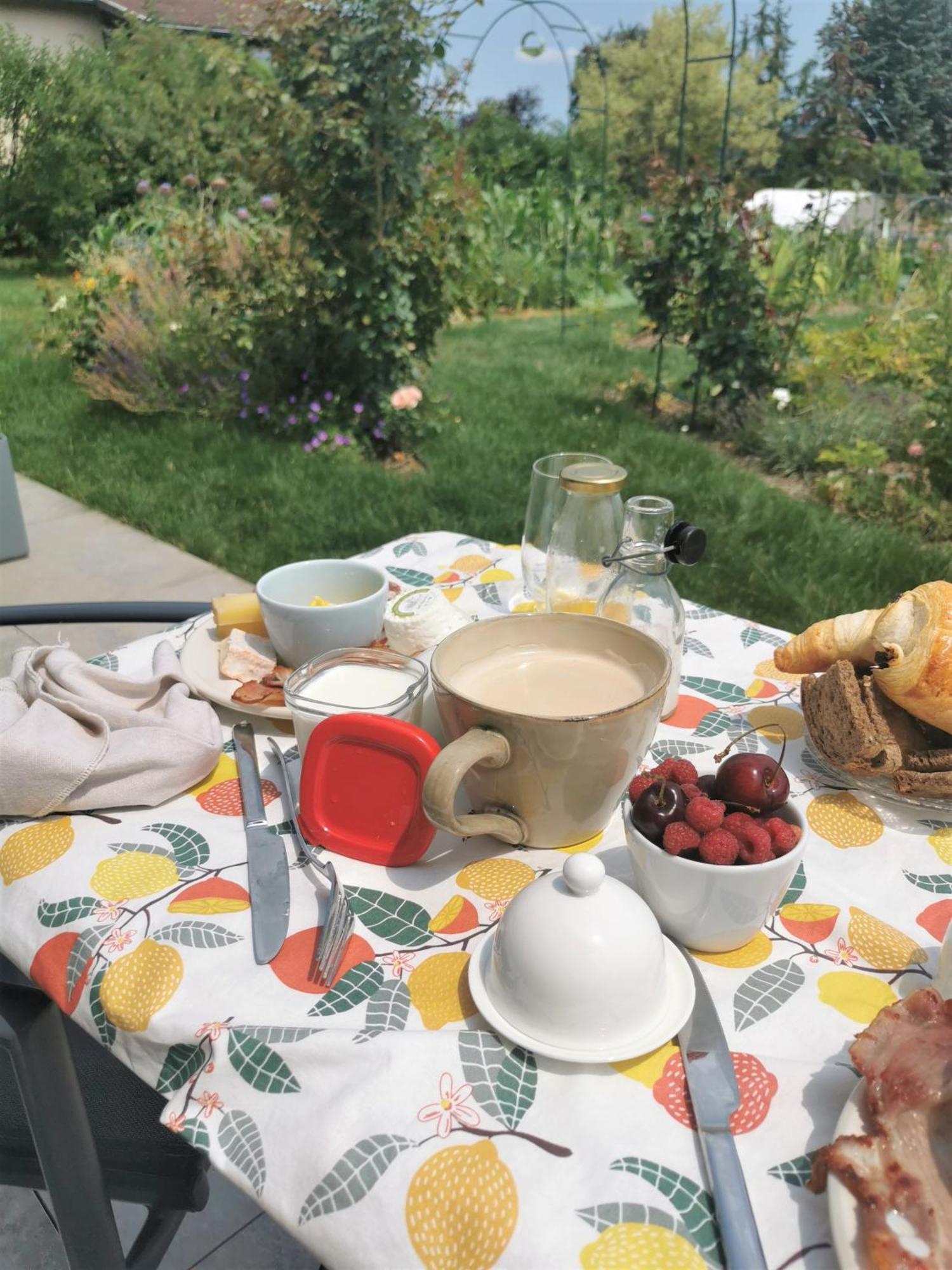 Bed and Breakfast Au Jardin Des Deux Roches Prissé Exterior foto